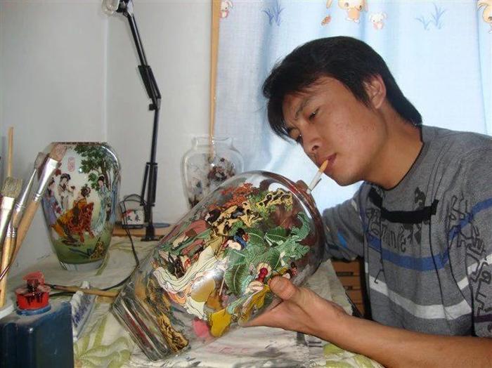 别样的艺术之画家李海波的大型瓶内画