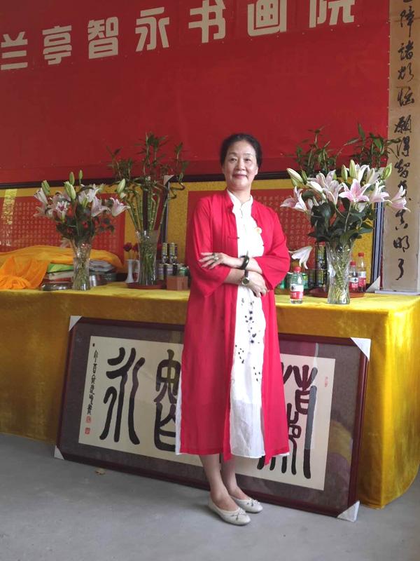 中国当代女书法家朱爱珍慈善捐赠帮助贫困学生